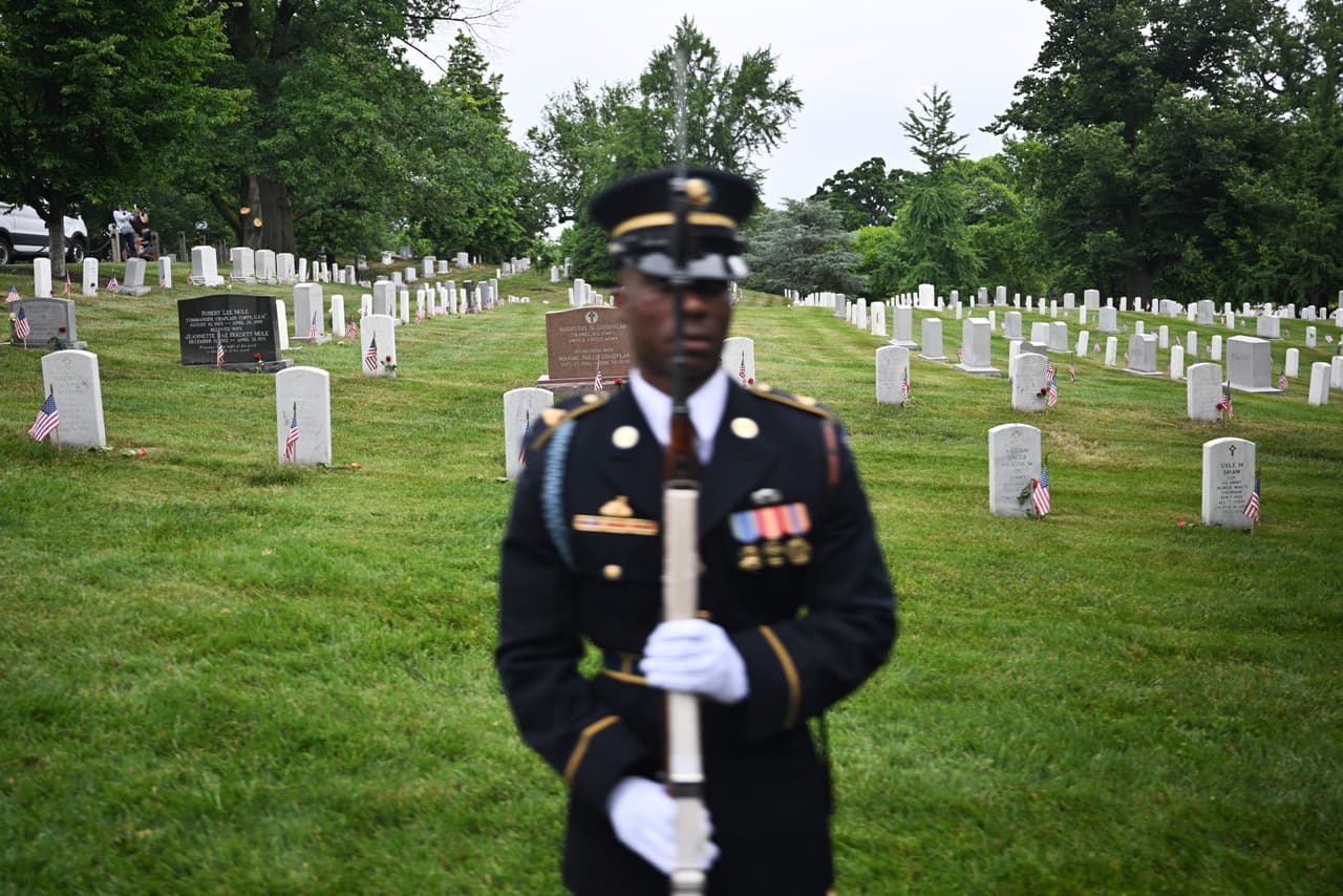 El Cementerio Nacional de Arlington es famoso por sus filas de lápidas de mármol blanco. Cada año, esta escena ocupa los espacios por el acto solemne que tiene lugar.