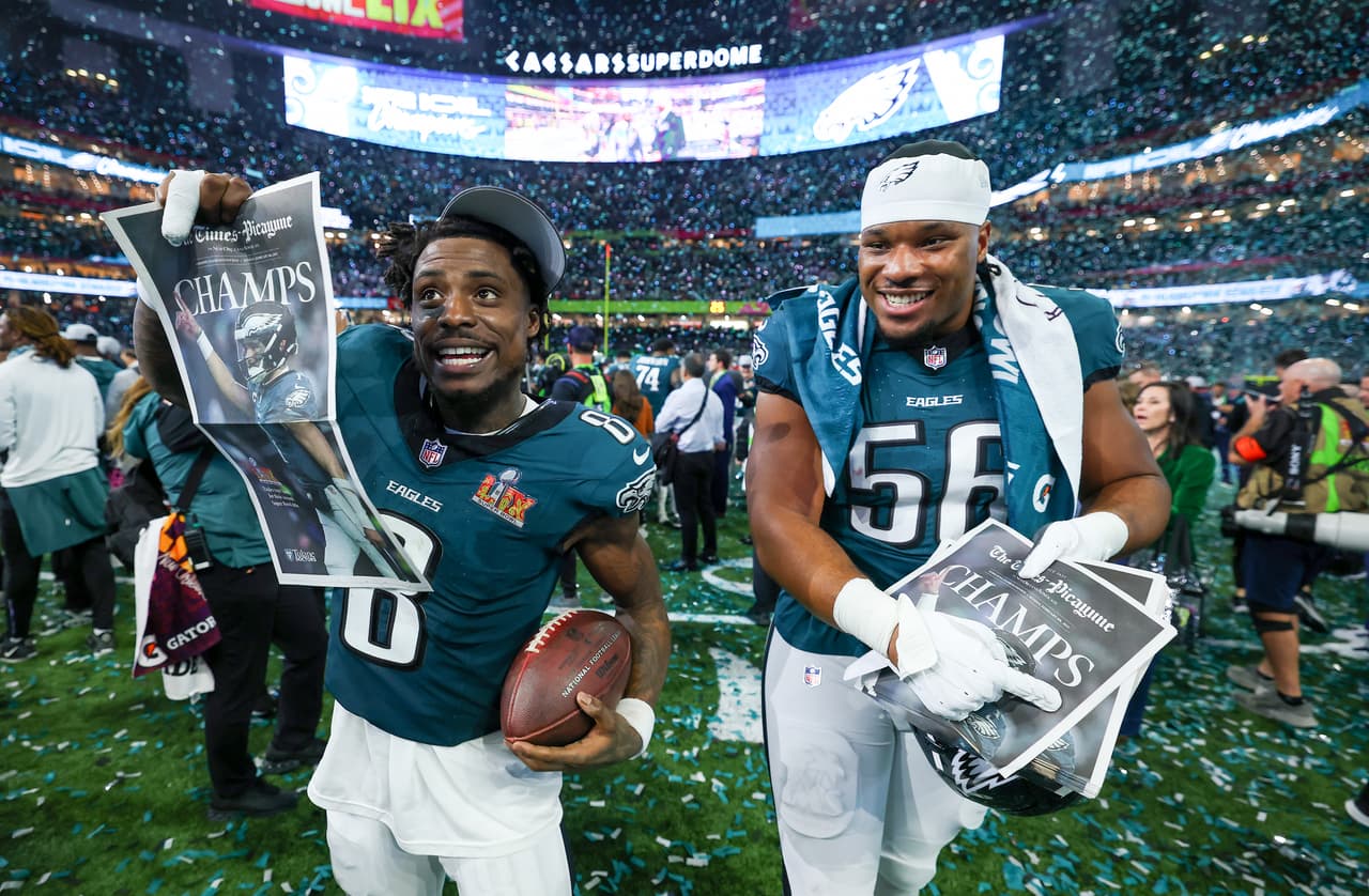 C.J. Gardner-Johnson #8 y Jalyx Hunt #58 de los Philadelphia Eagles celebran después de vencer a los Kansas City Chiefs por 40-22.