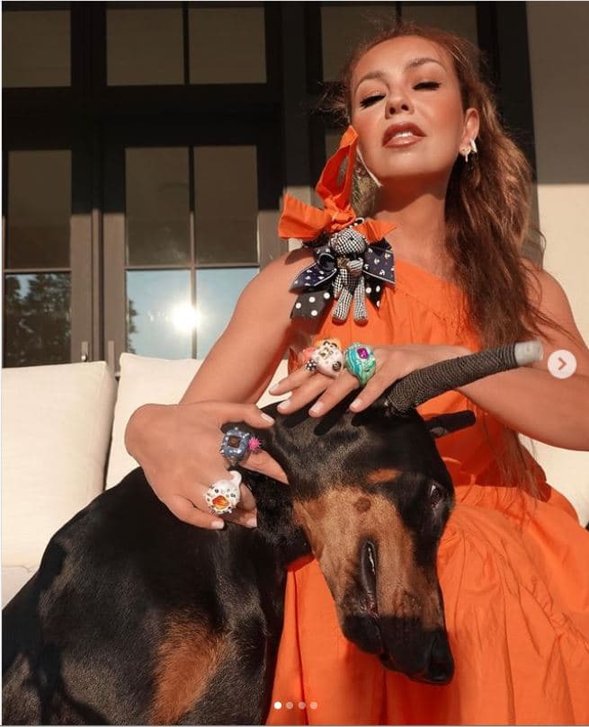 Thalía con su perro