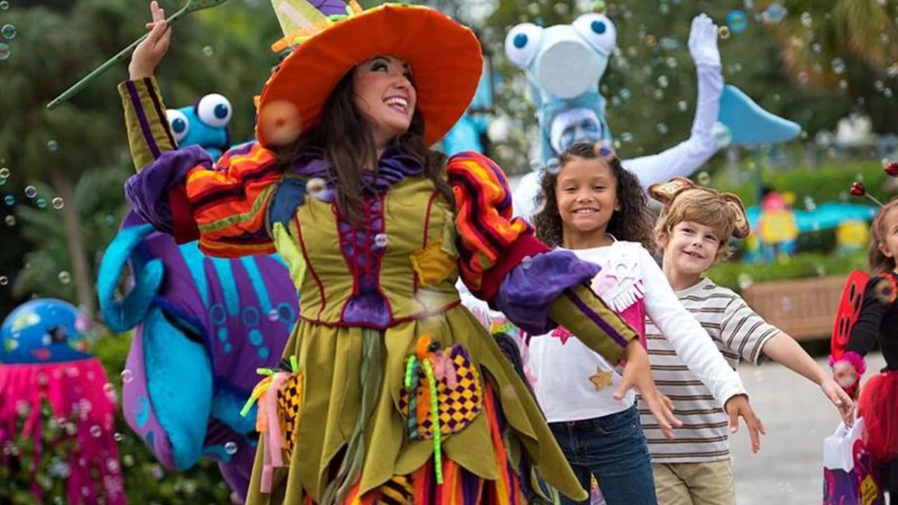 Para familias, disfruta del evento Spooktacular durante el día, ofreciendo una experiencia más amigable para los más pequeños antes de que caiga la noche.