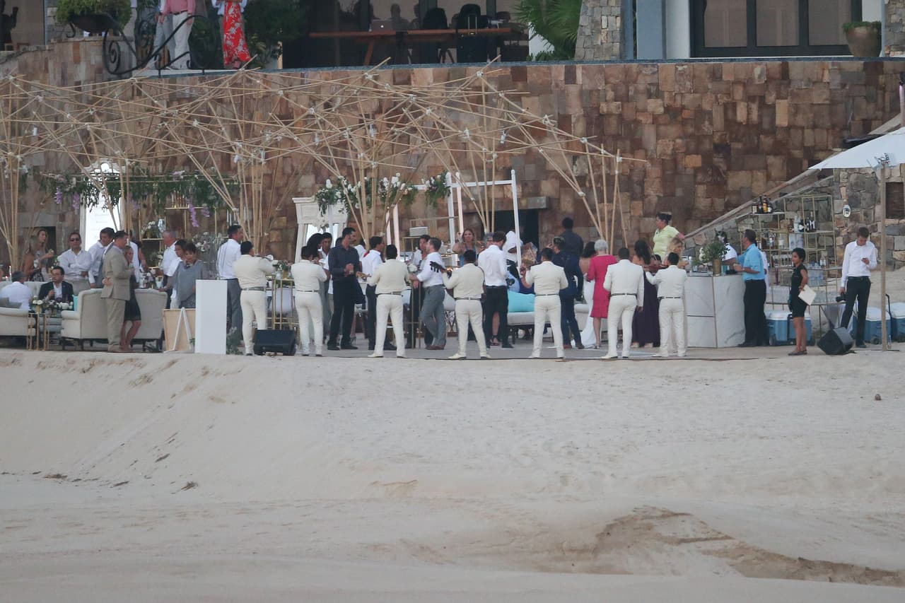 La fiesta duró hasta el anochecer.