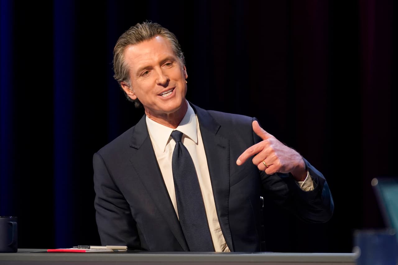 Newsom defendió su decisión y la de su esposa de enviar a sus hijos a una escuela privada y dijo que la escuela se enfoca en "la creatividad y el pensamiento crítico y el tipo de cosas que estamos promoviendo en nuestro sistema de educación pública". Dahle dijo que sus dos hijos fueron a escuelas públicas, pero dice que su hija asiste a una escuela privada “porque tú y yo sabemos que la mejor educación es la educación privada porque nuestras escuelas están fallando”. Eso provocó un acalorado intercambio sobre la política educativa, y Dahle dijo que Newsom no puede culpar a los republicanos porque “no han tenido el control en California durante los últimos 10 años”.
<br>