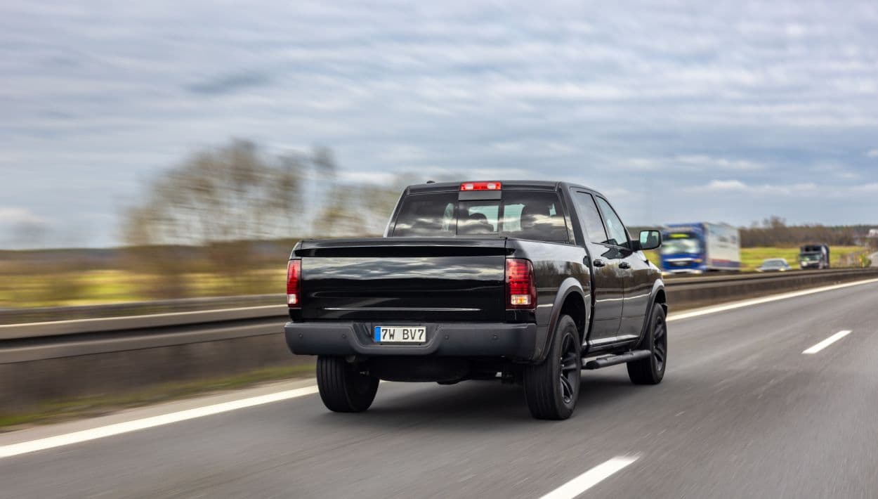 <a href="https://www.univision.com/local/washington-dc-wfdc/la-pickup-un-simbolo-de-trabajo-duro-de-estados-unidos">La historia moderna de las pickups comenzó en 1917</a>, cuando Ford presentó el Modelo TT, considerado uno de los primeros vehículos diseñados específicamente para transportar carga en un país que crecía rápidamente. Su llegada coincidió con una época en la que gran parte de Estados Unidos dependía de la agricultura, la ganadería y el comercio local. Las pickups ayudaron a conectar comunidades rurales, facilitaron las entregas y permitieron recorrer mayores distancias con más eficiencia.