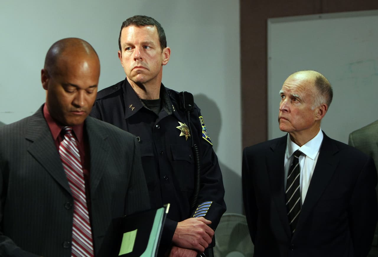 <b>Intento de asesinato de Jerry Brown (1976): </b>En 1976, un hombre intentó asesinar al entonces 
<b>gobernador de California, Jerry Brown.</b> El atacante, identificado como 
<b>George Jackson,</b> no tuvo éxito en su intento y Brown no resultó herido.