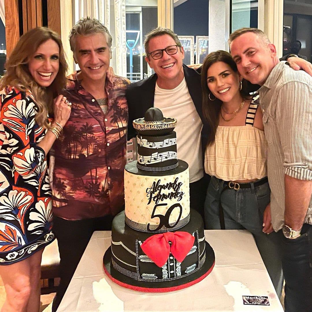 Pero en la celebración no estuvieron solitos, pues Karina Banda y Carlos Ponce también compartieron este momento especial con la cubana y el cantante.