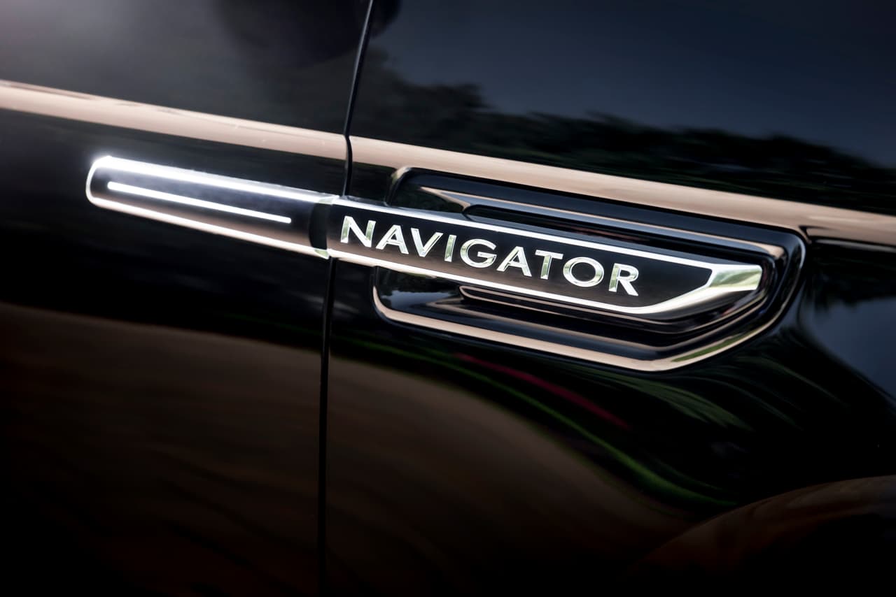 Una fuerte línea de carácter que recorre la camioneta de punta a punta y un adorno de forma aerodinámica en los guardafangos y puertas delanteras son los únicos ornamentos que decoran los lados de la carrocería de la nueva 
<b>Lincoln Navigator</b>.