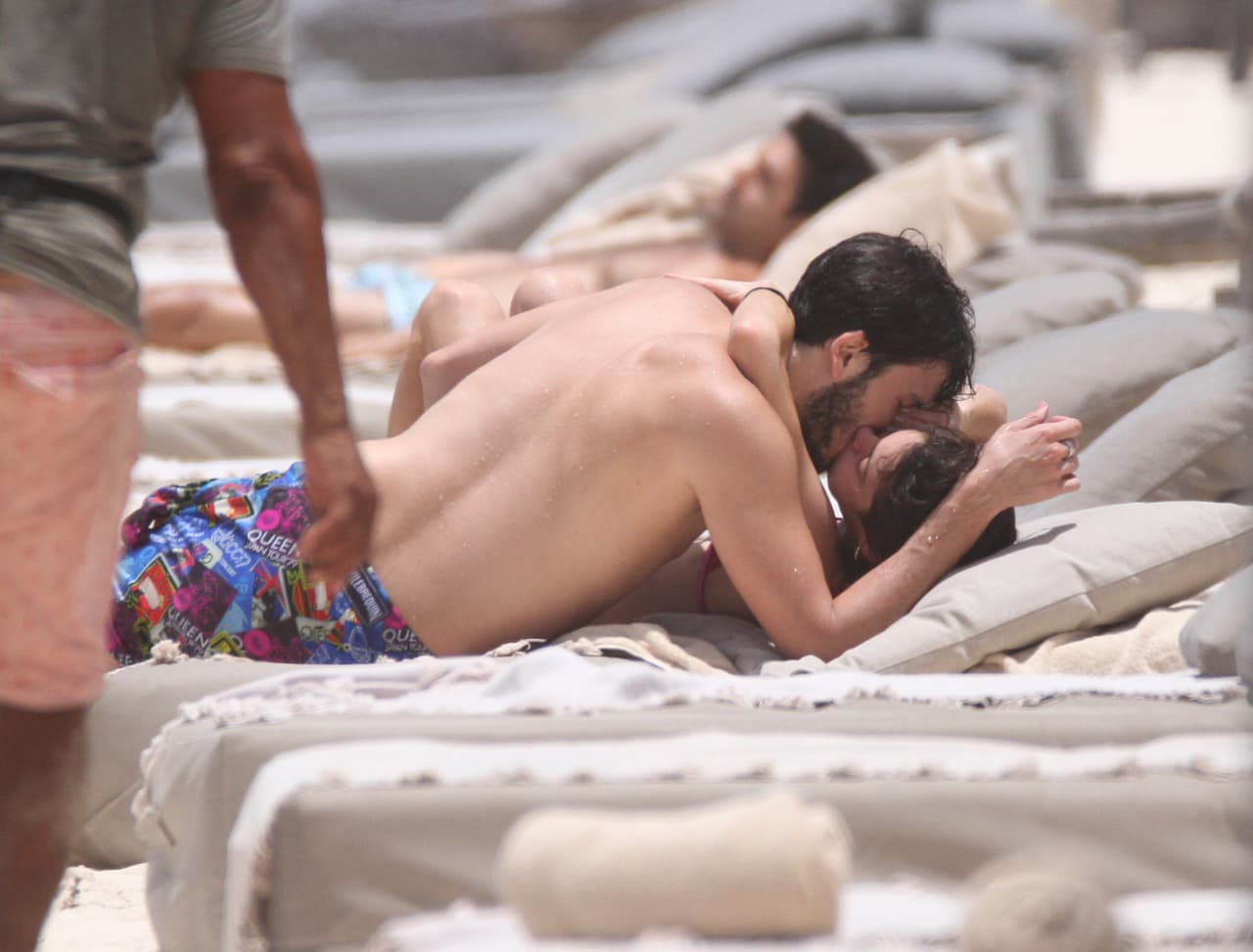 Recostados en los camastros, la recompensa del intérprete de 'Cómo mirarte' fue un beso apasionado.