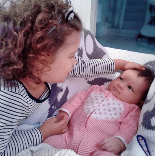 Ahora es la hermana mayor, y ya le da consejos a su hermanita.