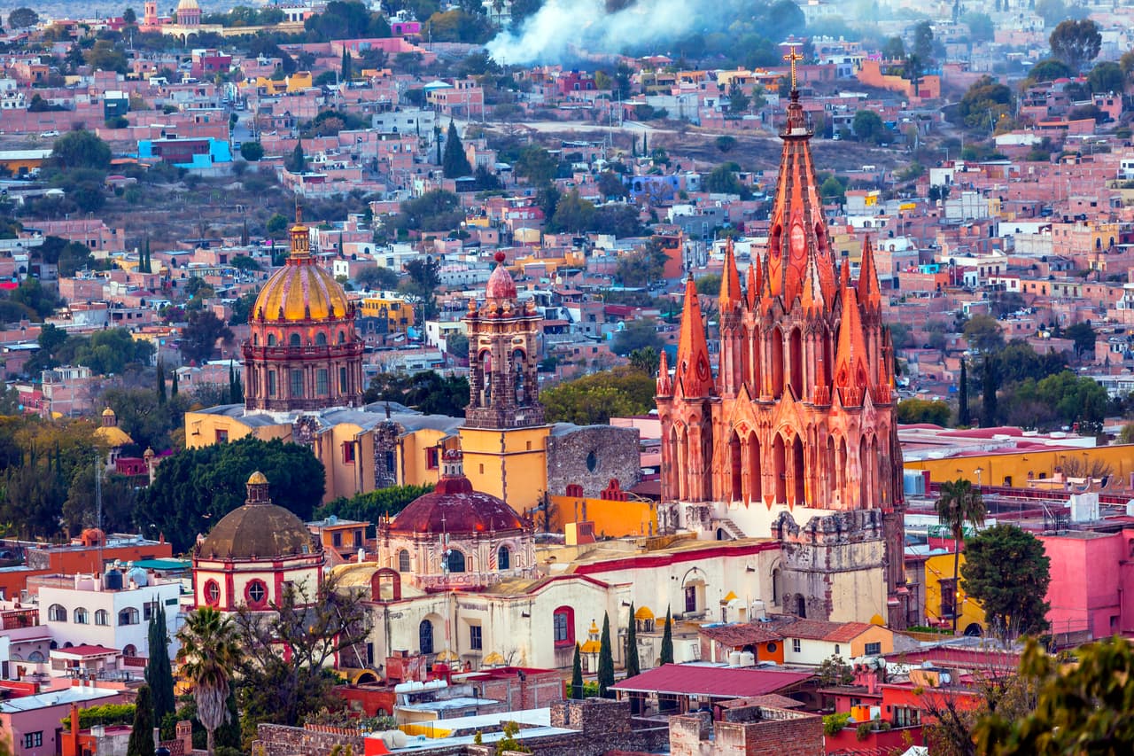<h3 class="cms-H3-H3">1. San Miguel de Allende</h3>
<br>
<br>A tan solo cuatro horas al noroeste de la Ciudad de
<a href="https://www.univision.com/temas/mexico-city">México,</a> este
<b>lugar está lleno de encanto gracias a su arquitectura histórica</b> con fachadas coloridas de herencia española. La ciudad tiene entre sus pobladores una mezcla de artesanos locales y artistas en retiro. Cuenta con una rica vida nocturna y la gastronomía local que ofrecen sus restaurantes ha recibido muy buenas críticas.