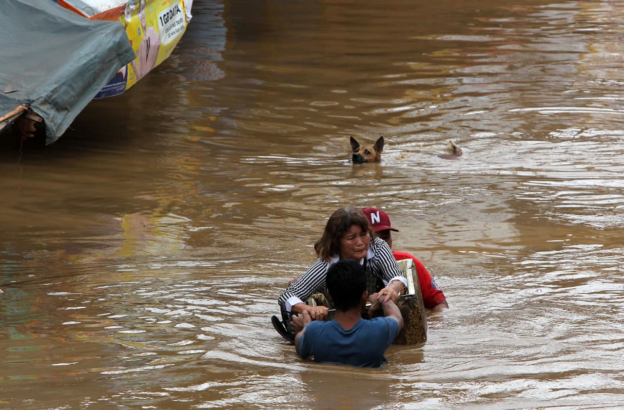 Como pueden, los residentes de la ciudad de Cagayan se autoevacúan este 22 de diciembre de 2017. El río homónimo se desbordó debido a las fuertes lluvias traídas por la tormenta tropical Tembin. Los servicios de emergencias dijeron que hasta el momento más de 200 personas murieron y más de 150 están desaparecidas.