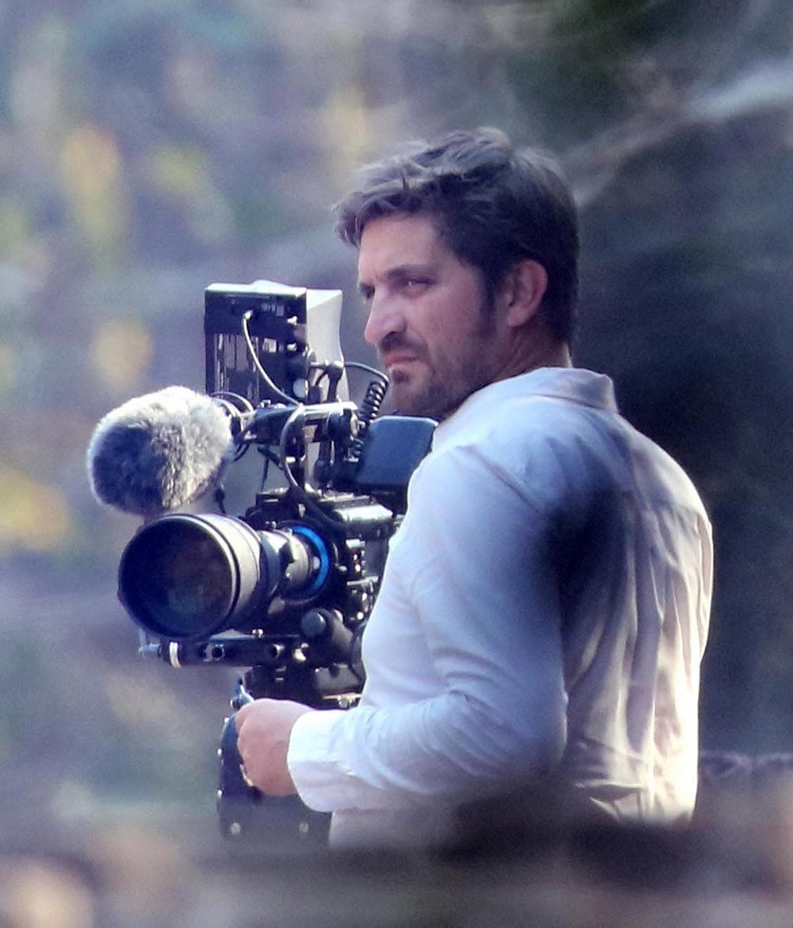 Angelina muy pendiente del hombre, hasta ahora no identificado.