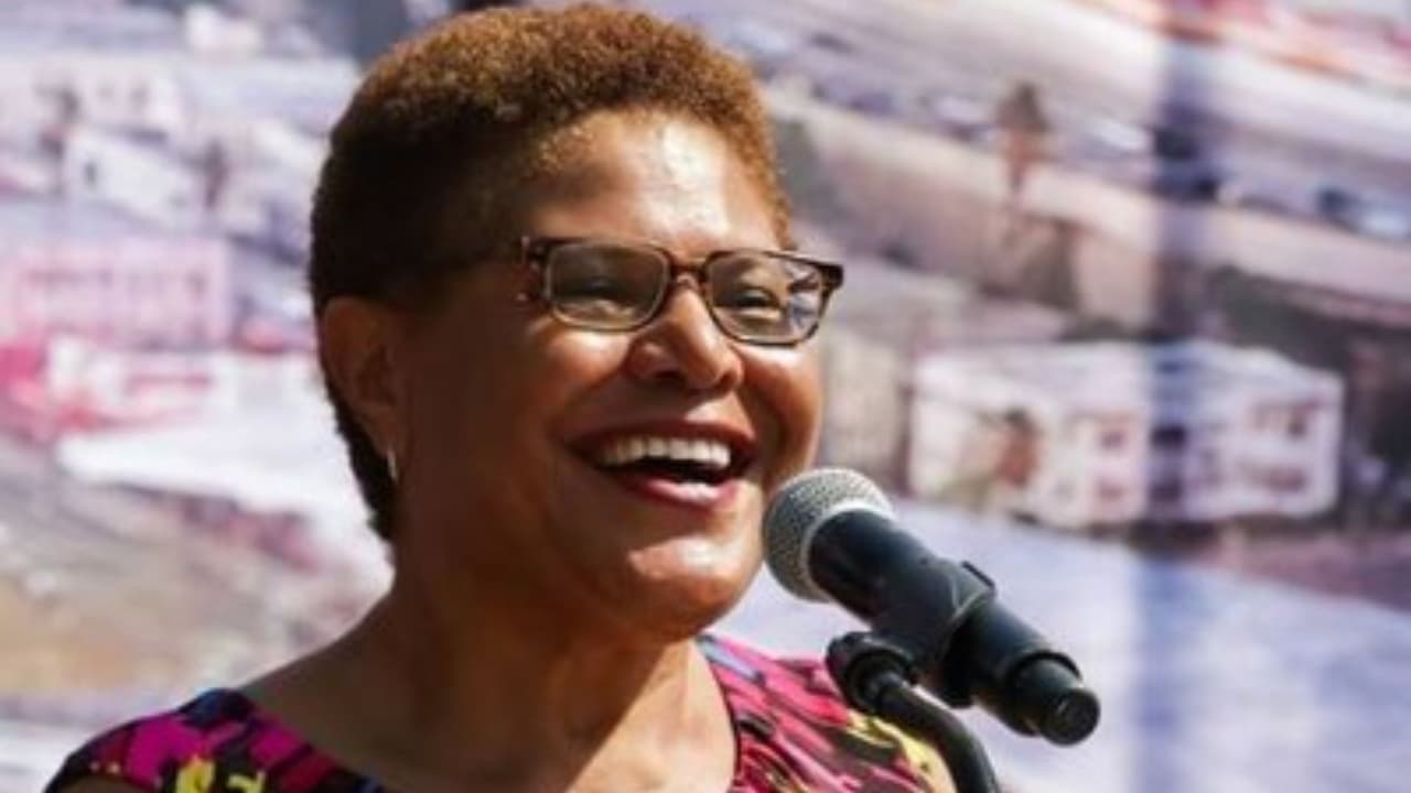 La alcaldesa de Los Ángeles, Kareb Bass, publicó: "El presidente Biden ha sido uno de los más exitosos y congruentes presidentes en la historia de Estados Unidos, y los angelinos se han beneficiado directamente de su liderazgo. 
<br>
<br>Su apoyo fue esencial para las personas sin hogar en Los Ángeles, redujeron su número por primera vez en años. Ha ayudado a darle a los Angelinos salud pública, menores costos de medicamentos, mejor infraestructrura, un transporte público más extenso, y un Los Ángeles más verde. Sólo esta semana, celebramos más de $70 millones en inversiones federales para expandir la flota de caiones eléctricos de LA Metro mientras nos preparamos para recibir los Juegos Olímpicos y Paralímpicos. El presidente Biden venció a la presidencia más divisiva de la historia cuya agenda debilitó la economía estadounidense, la salud y nuestro papel internacional.
<br>
<br>Sé que este trbajo continuará en lo que resta del gobierno del presidente, y espero segir trabajando con él y con la vice presidenta Harris para entregar resultados a quienes servimos. En nombre de la gente de Los Ángeles, quiero agradecer al presidente Biden por continuar su servicio para esta ciudad, el estado y la nación".
<br>