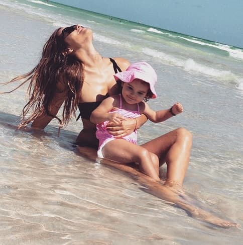 Con sus nenas la pasa de maravilla.