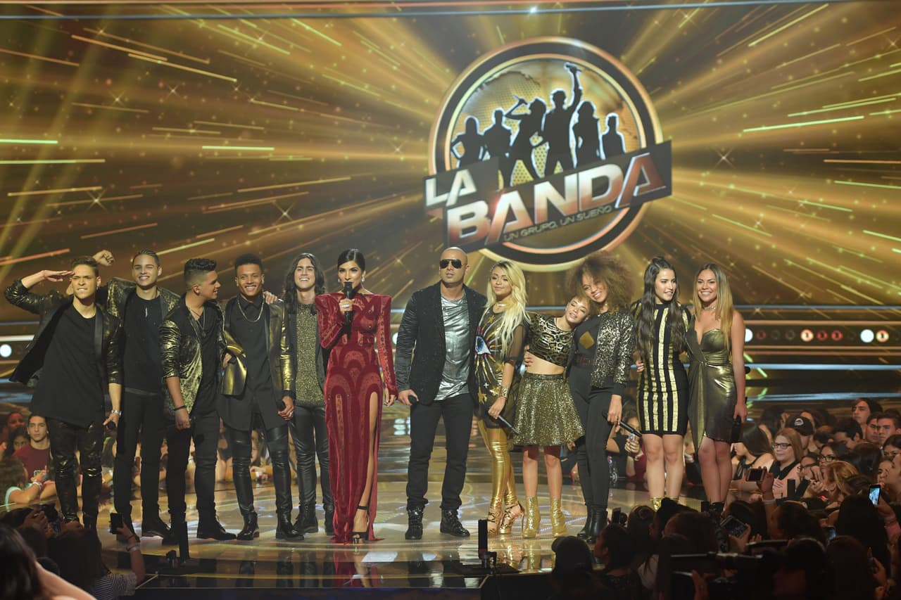 Ale Espinoza en el escenario con Wisin y los diez finalistas.