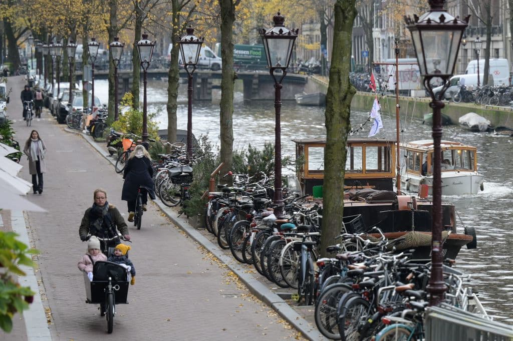 <b>9. Amsterdam, Países Bajos. </b>La turística ciudad de bicicletas y canales destaca por sus espacios abiertos y naturales, así como por un buen sistema de salud.