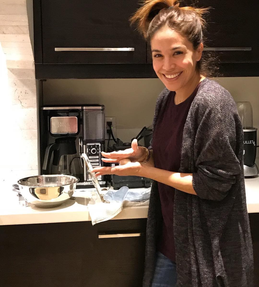 En la cocina no hay glamour, para Karla esto se trata de complacer el paladar de sus amigos y familia.