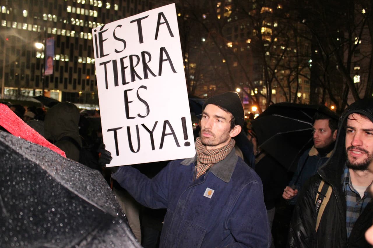 Decenas se reunieron este viernes en la noche en Foley Square desde donde marcharon hacia el edificio Trump en el 40 de Wall Street para protestar la llegada al poder del presidente 45 de Estados Unidos.