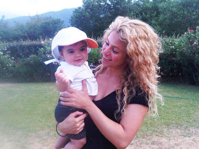 Feliz en brazos de mamá.