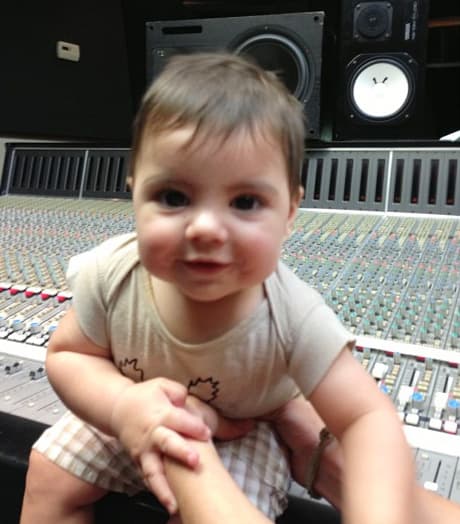 Acompañando a mami en el estudio.