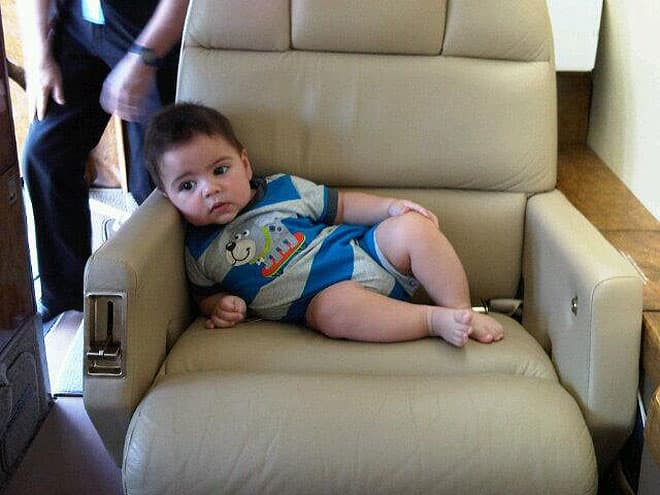 Viajando con estilo junto a papi.