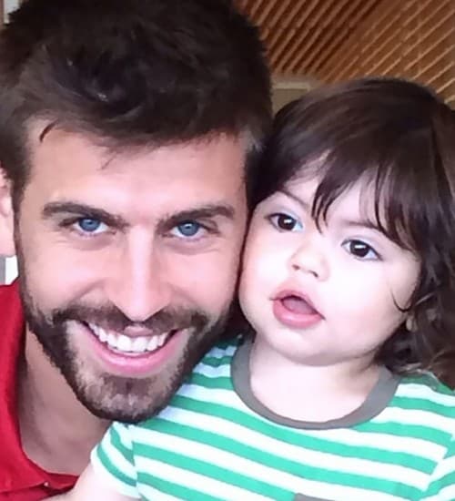 Una bella imagen de padre e hijo.