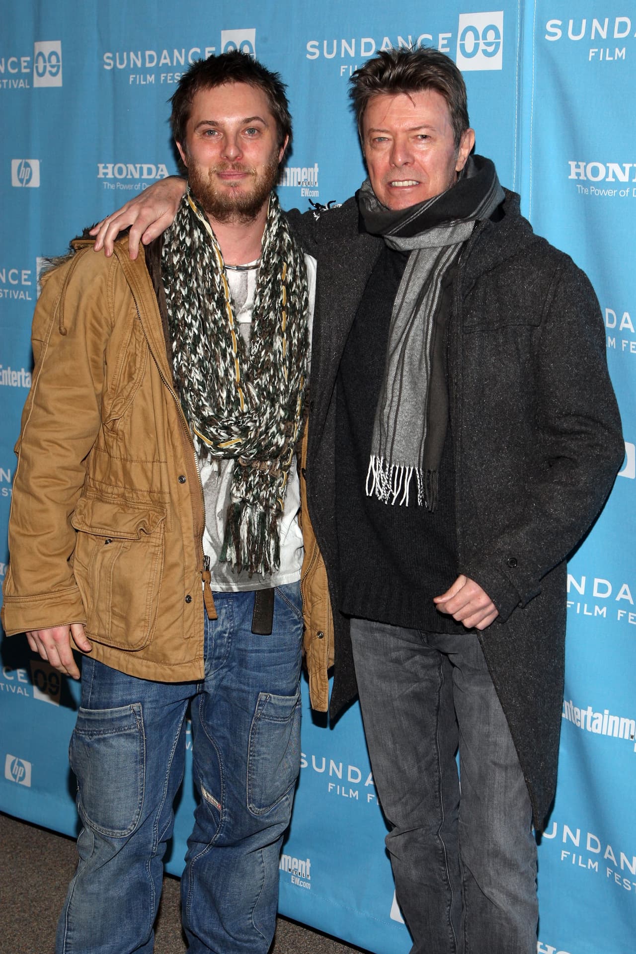 En esta imagen vemos al gran David Bowie junto a su hijo Duncan Jones, quien fue el primero en lamentar la muerte de su padre, y con un sentido mensaje, mandó mucho amor a los seguidores del ídolo.