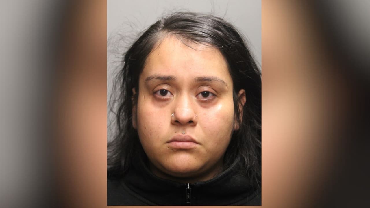 Madre de Chicago acusada de apuñalar a su hijo de 7 años tras enojarse por el desorden en casa