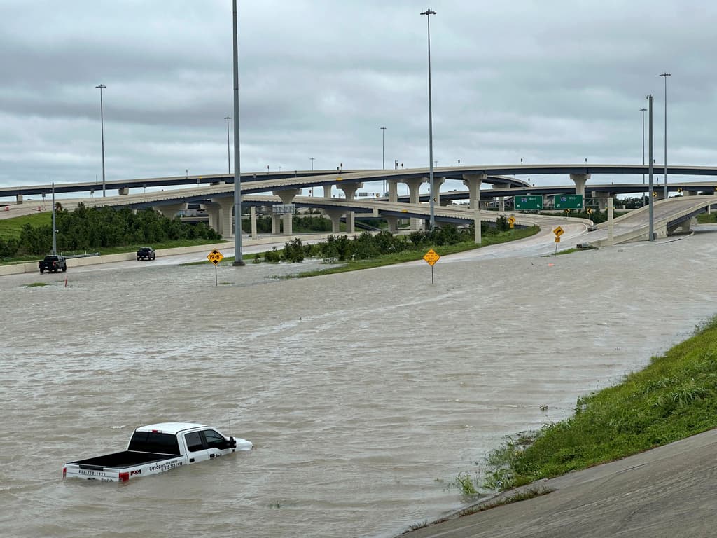 Un vehículo queda varado en aguas altas en una autopista inundada en Houston, el lunes 8 de julio de 2024, después de que Beryl tocara tierra en Texas como huracán y descargara fuertes lluvias a lo largo de la costa.
