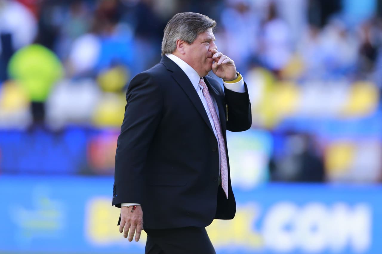 Herrera no encontraba respuestas y hasta se vio envuelto en un pleito con el auxiliar de los Tuzos.