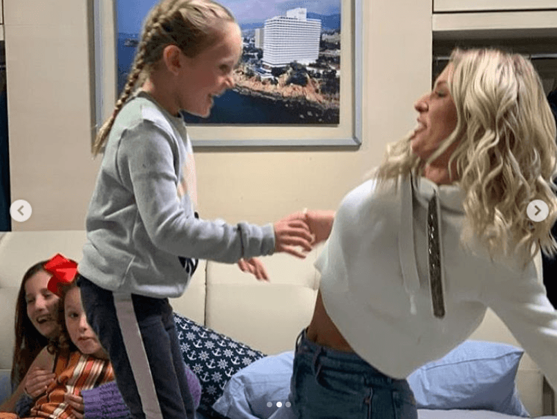 La primera vez que Geraldine externó la preocupación que sentía porque sus hijas estuvieran junto a la nueva novia de su exmarido fue en febrero pasado: “Creo que alguien que es capaz de hacer algo como lo que me hicieron (Irina Baeva), no podría yo tener la confianza de que mis hijas estén al lado de una persona así, y creo que todas las mamás lo entenderán, ninguna mamá quiere que sus hijos estén al lado de una mala persona”, dijo en entrevista para Univision.
<br>