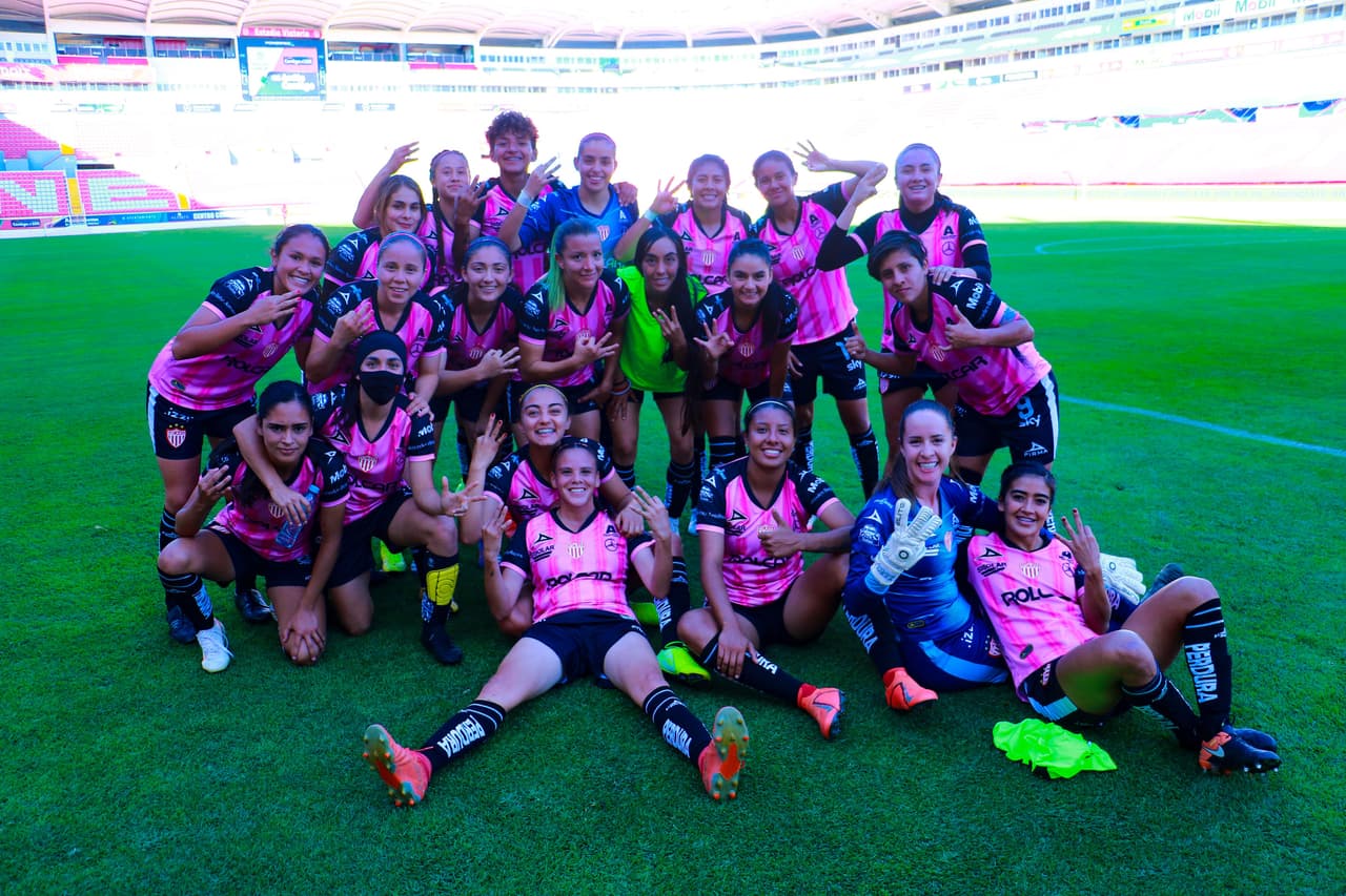 Jugadoras del Necaxa posan después de derrotar a León
