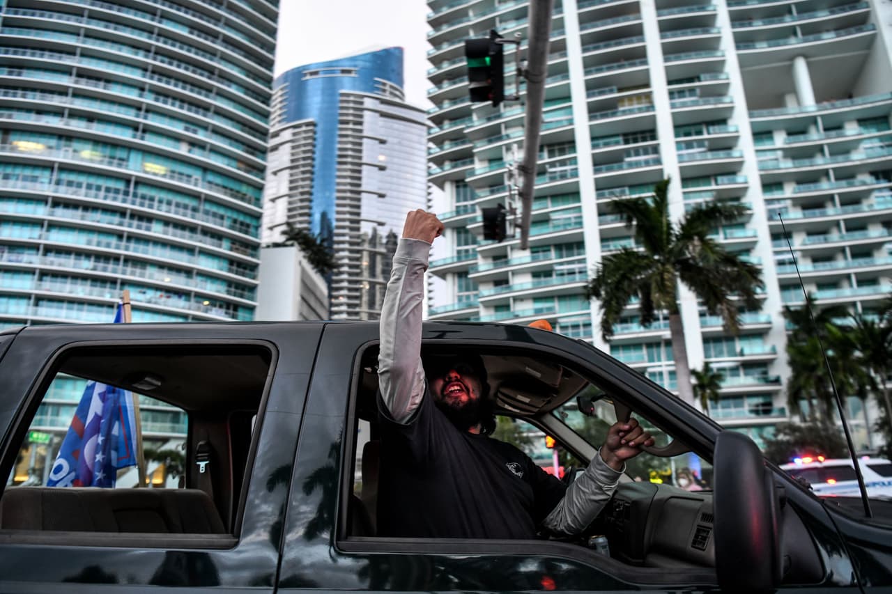 Cada uno gritaba apasionadamente consignas a favor o en contra de los candidatos. 
<br>