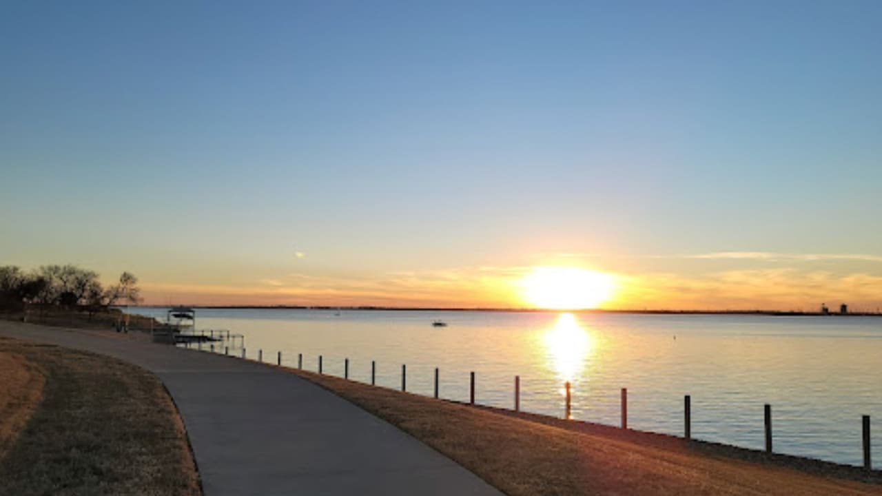 También en 
<b>Lake Ray Hubbard</b> está parque llamado Terry Park Joseph donde puedes disfrutar de un atardecer único. Esta zona está al sur del lago cerca de Forney.