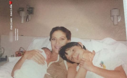 La primera publicación de la fotografía fue realizada por su media hermana Chiara Aguilera, quien de esta manera mostró el momento en que Michelle Aguilera, otra de las medias hermanas que Aislinn tiene por parte de su madre, estaba recién nacida.