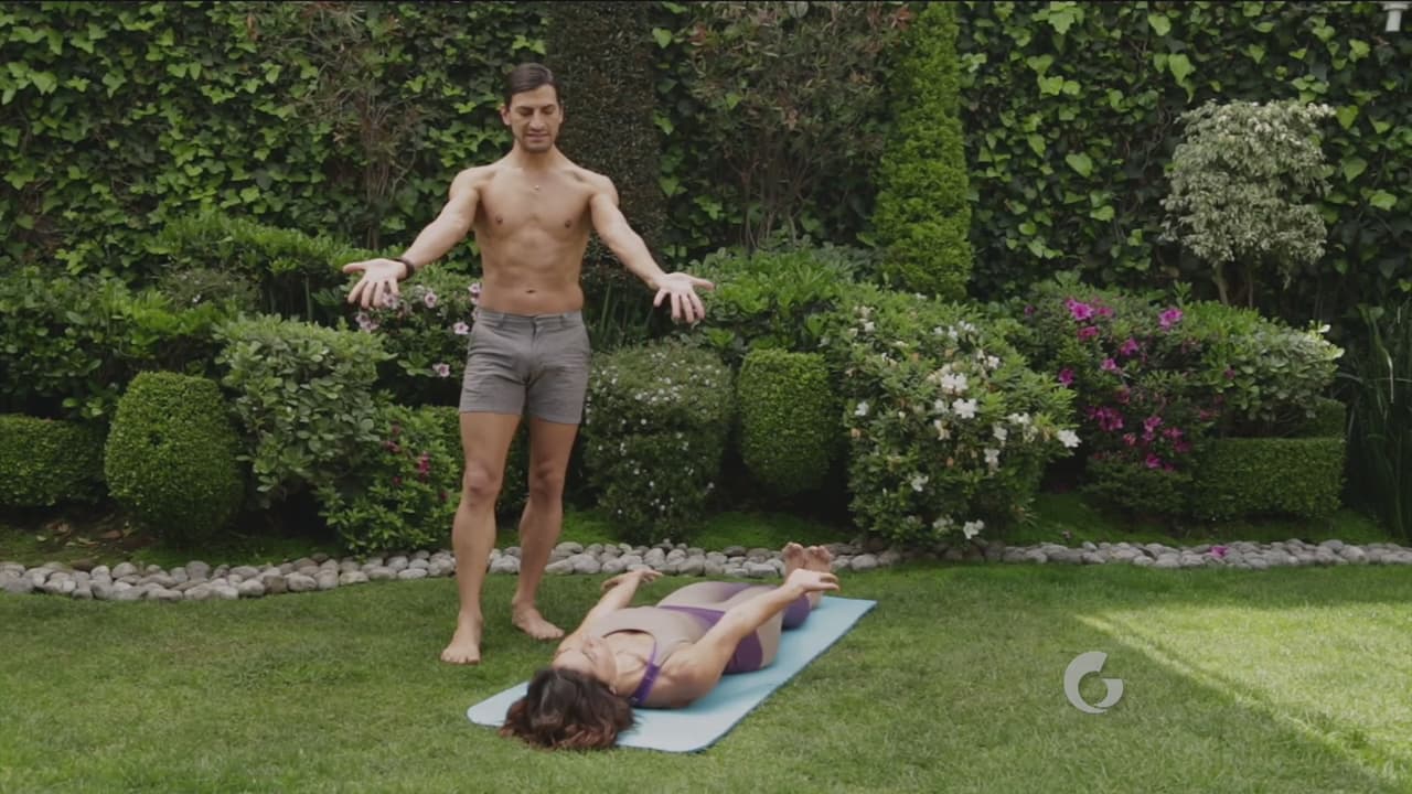 Estira los brazos en rotación externa y estira los dedos de las manos levántalas en flexión y luego elevación.