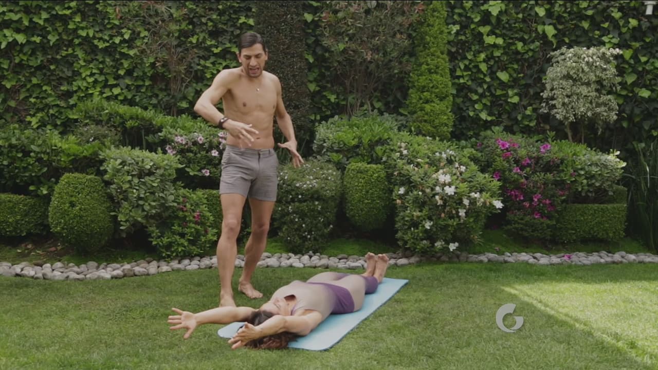 Inhalando profundo sube los hombros hacia los lados de las orejas.