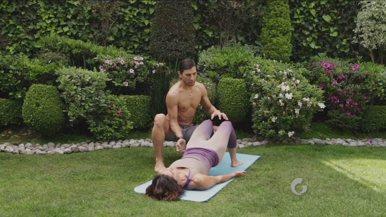 Y desde la fuerza con la que empujas los pies al piso, levanta tu cadera. Así es como empieza la postura, deberás sentir una fuerza en la parte detrás del fémur.