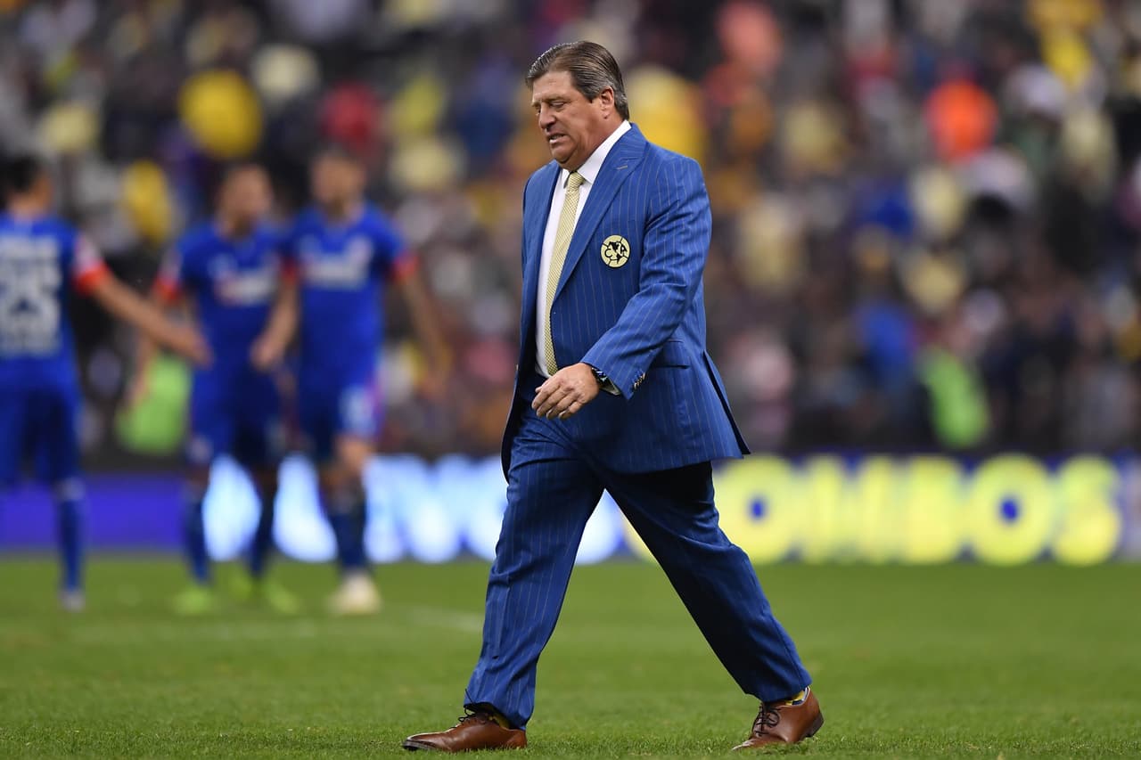 La molestia de Miguel Herrera porque América no mostraba su mejor versión fue evidente al final del primer tiempo.