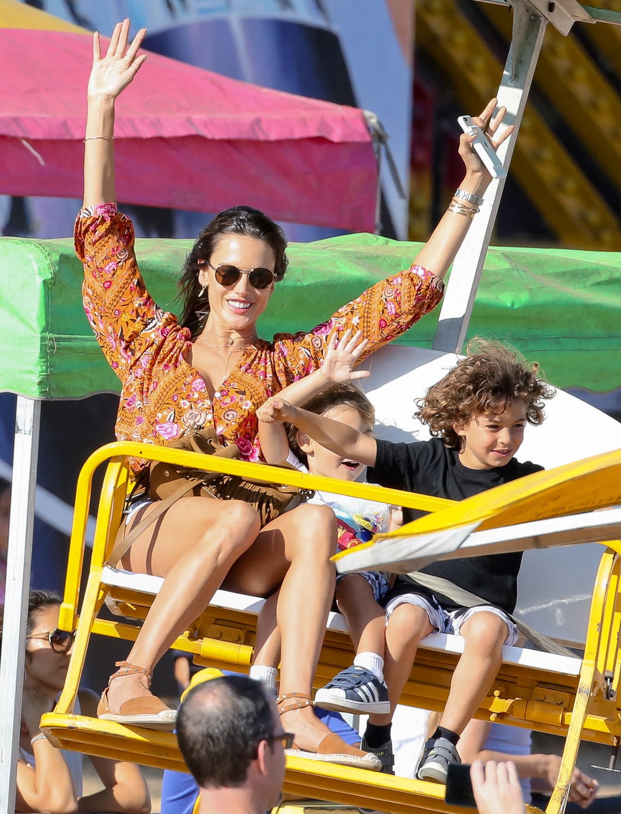 Alessandra Ambrosio se divierte como niña con sus hijos