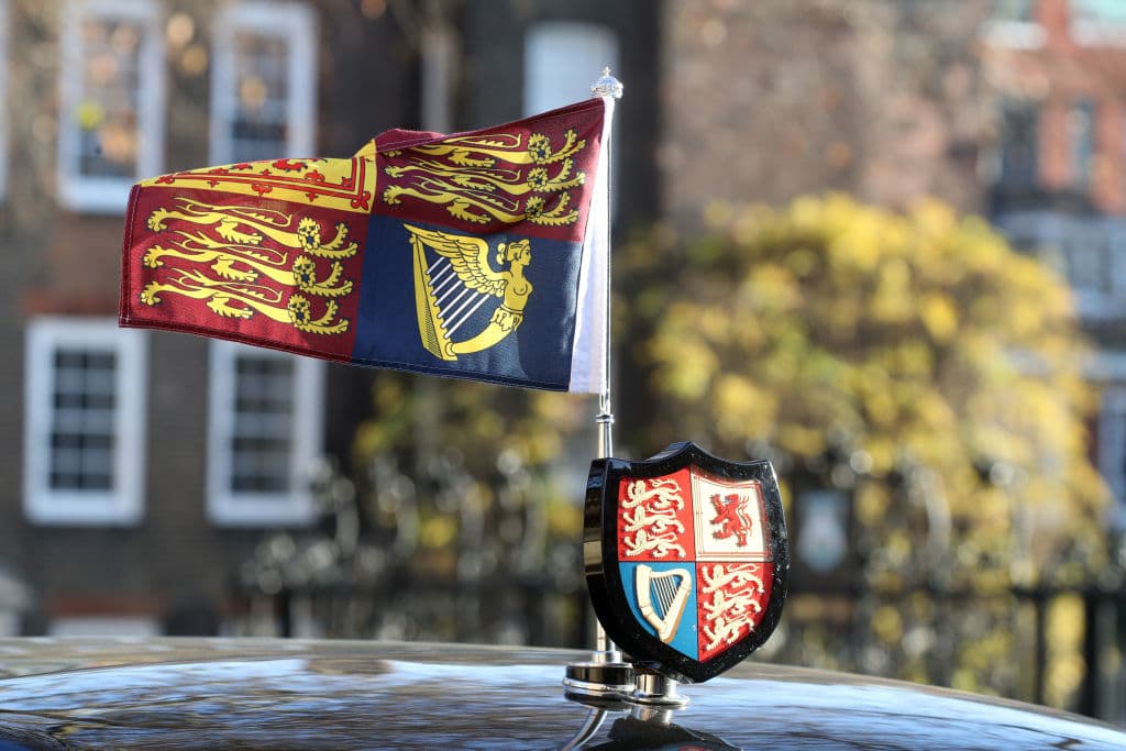 El último representa a Irlanda del Norte y muestra un arpa real sobre fondo también azur.