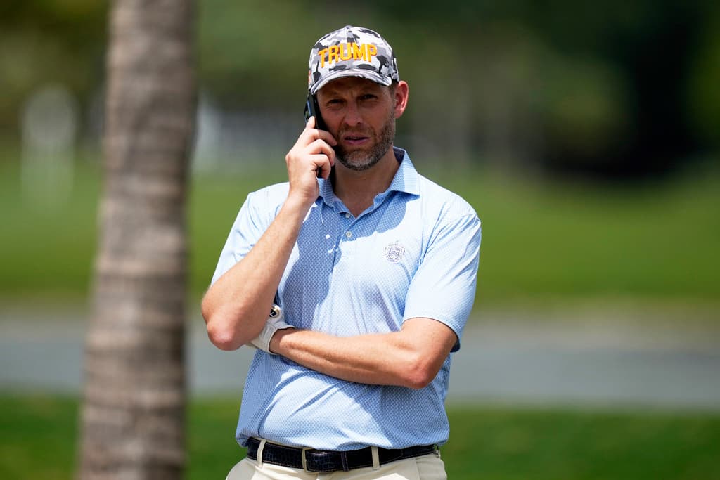 Eric Trump habla por teléfono durante la previa del LIV Golf Miami en el Trump National Doral.