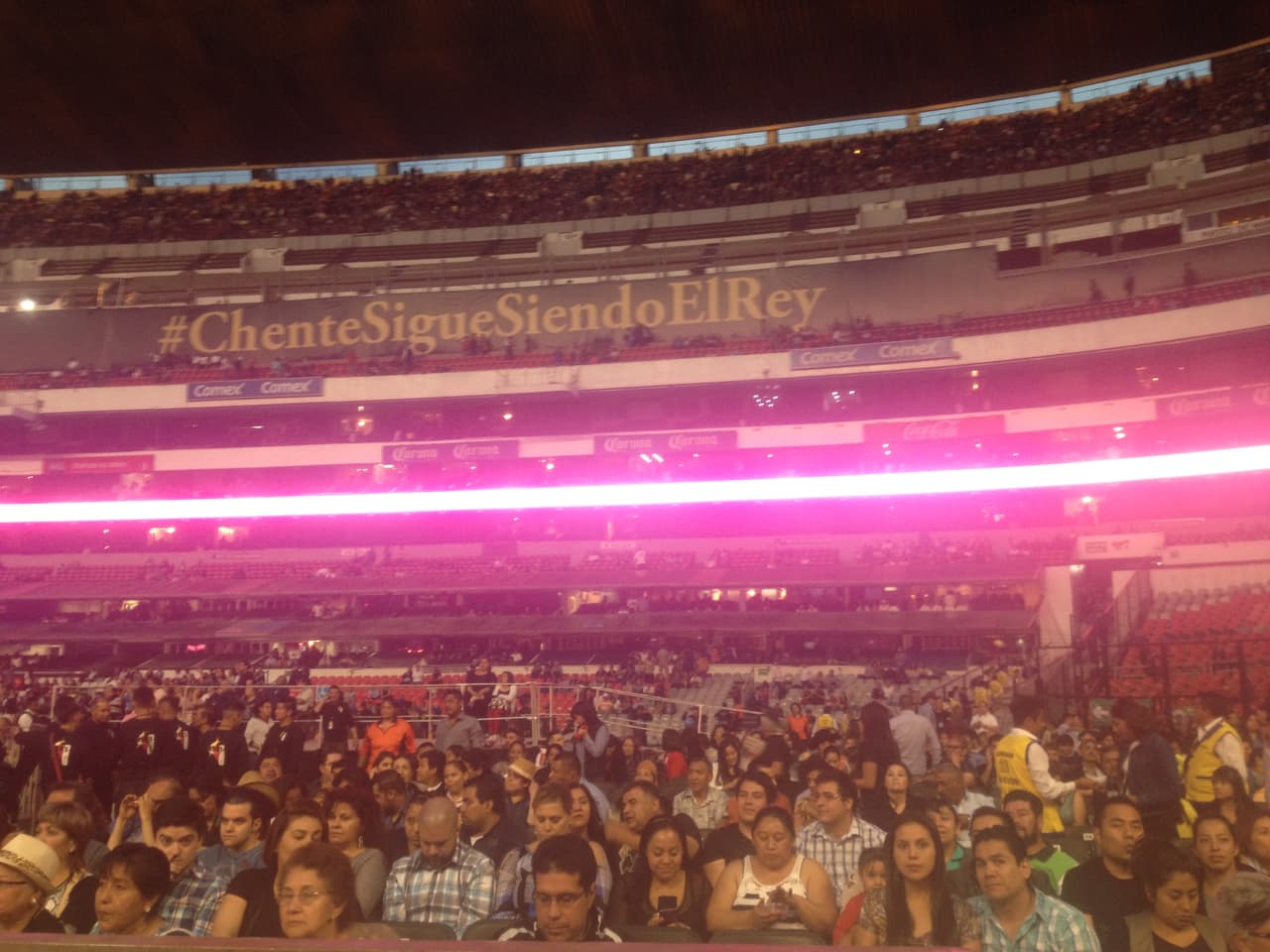 #ChenteSigueSiendoElRey esctuvo escrito en los pendones alrededor del estadio. La parte superior del recinto ya estaba casi a toda su capacidad, desde allá cantaban y hacían la 'ola'.