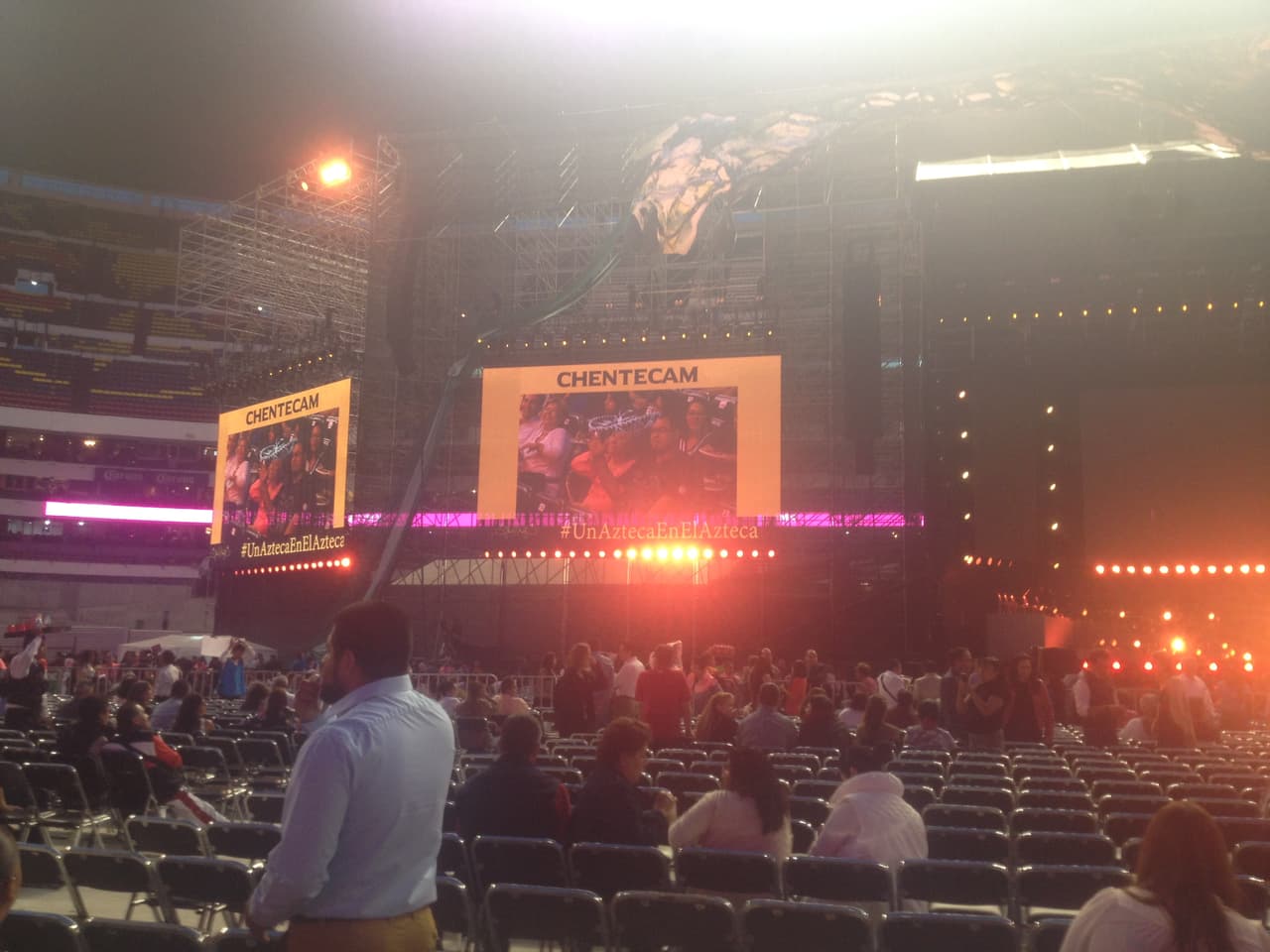 Los juegos de "Besoooo, besoooo" no faltaron en las tribunas. ¡El ambiente ya se estaba calentando para recibir al 'Charro de Huentitán'!
