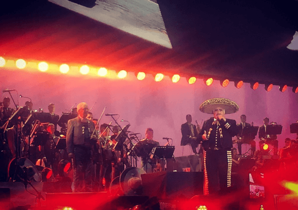 Después siguió 'A mi manera' en donde millones de papeles blancos volaron por el cielo y serpentinas de colores adornaron el escenario.