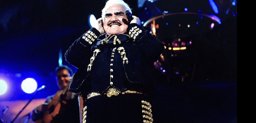 Llegó el turno de canciones como 'Le Pese a Quien le Pese' y 'Las Llaves de mi alma'. ¿Ya viste la expresión en esta foto? Esa es la manera en la que Chente escucha los gritos y coros de su fantástico público.