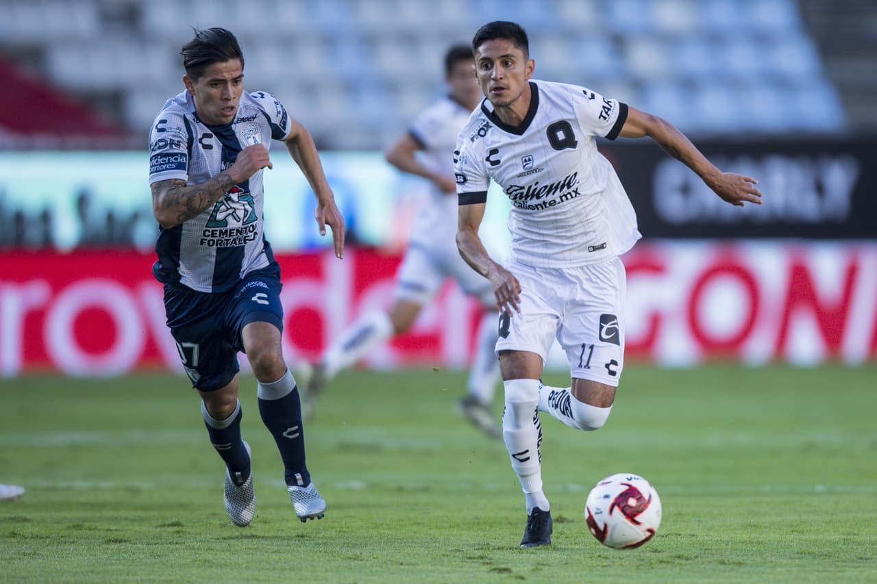 Querétaro empieza a generar más peligro, pero cuando pierden el balón Pachuca siempre los agarra mal parados y la defense de los Gallos sufre mucho.