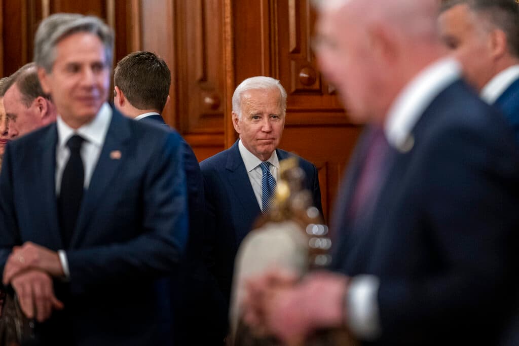 El presidente Joe Biden, al centro, acompañado por el secretario de Estado Antony Blinken, a la izquierda, llega a una reunión con el presidente mexicano, Andrés Manuel López Obrador, en el Palacio Nacional de la Ciudad de México.