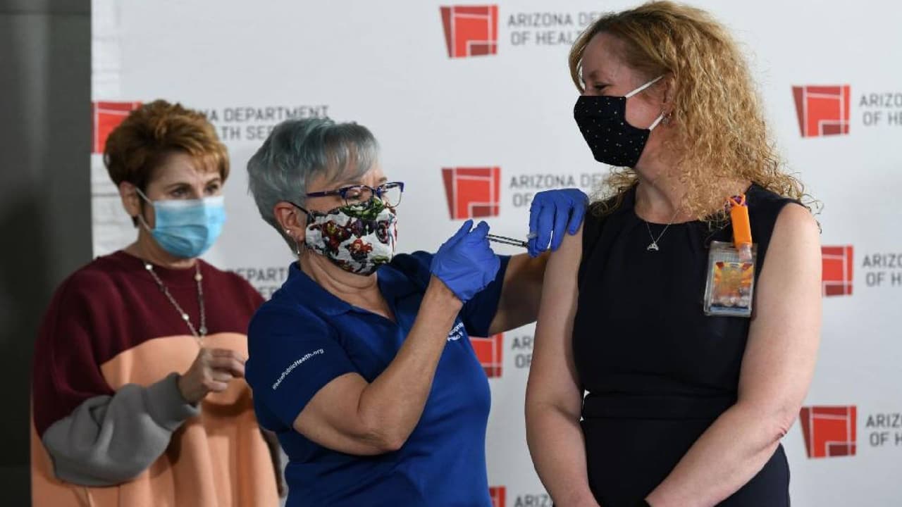 Un grupo de trabajadores del estado recibió la segunda dosis de la vacuna contra el coronavirus luego de tres semanas. Entre el personal vacunado se encuentra la doctora Cara Christ, directora de Servicios de Salud.