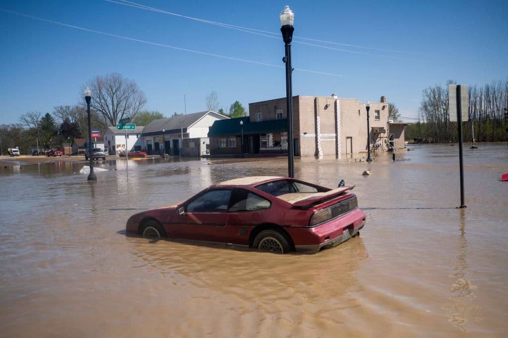 Carros, señales y otros escombros se aprecian entre las aguas en pleno centro de Sanford.