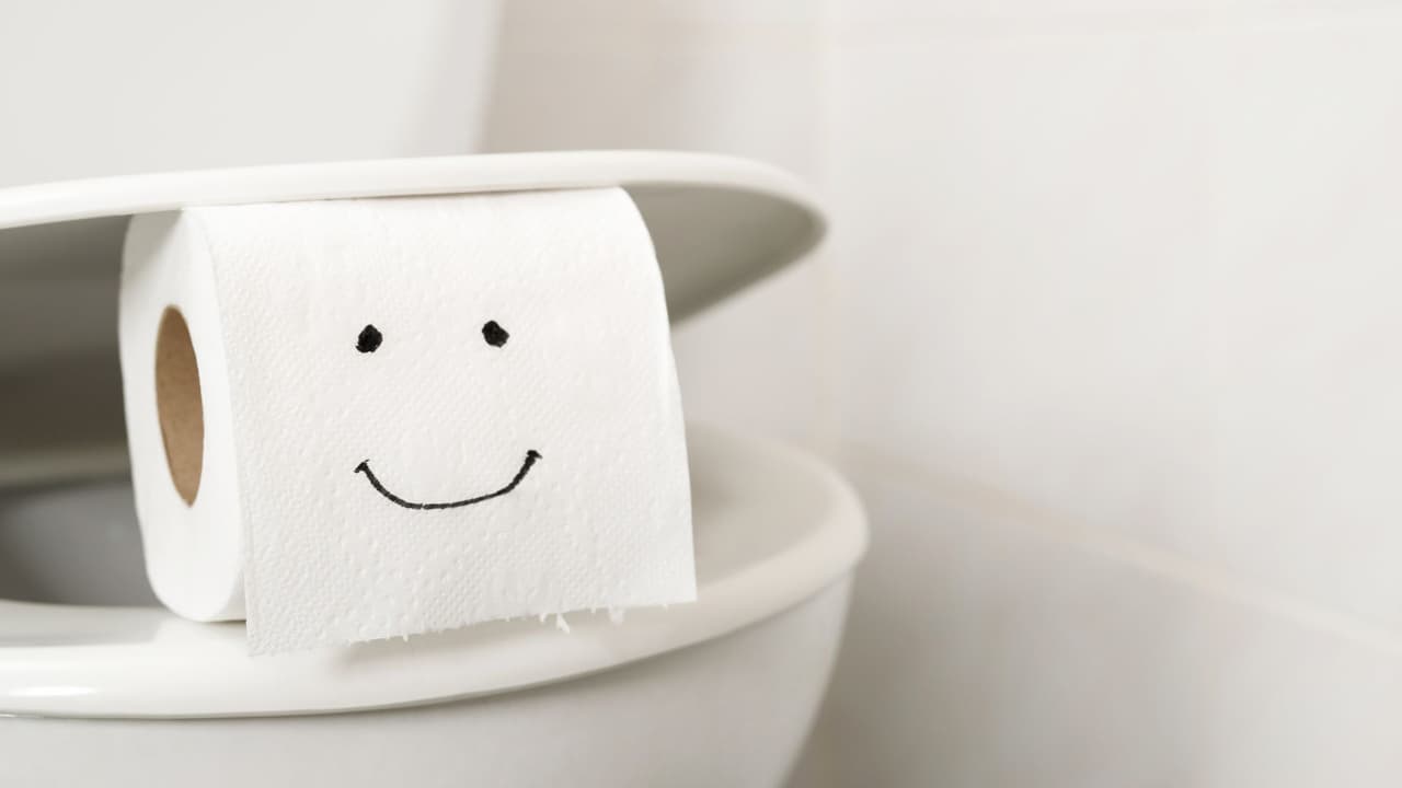 Colocar el papel de baño de esta forma pone en riesgo tu salud: Esto es lo que nadie te dice